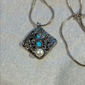 Beautiful 925 diamond shaped pendant with two opals and a pearl
